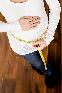 孕妇测量肚子图片