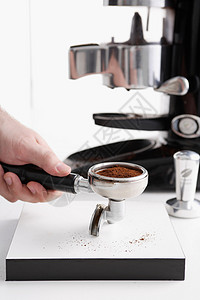使用咖啡机磨粉特写图片