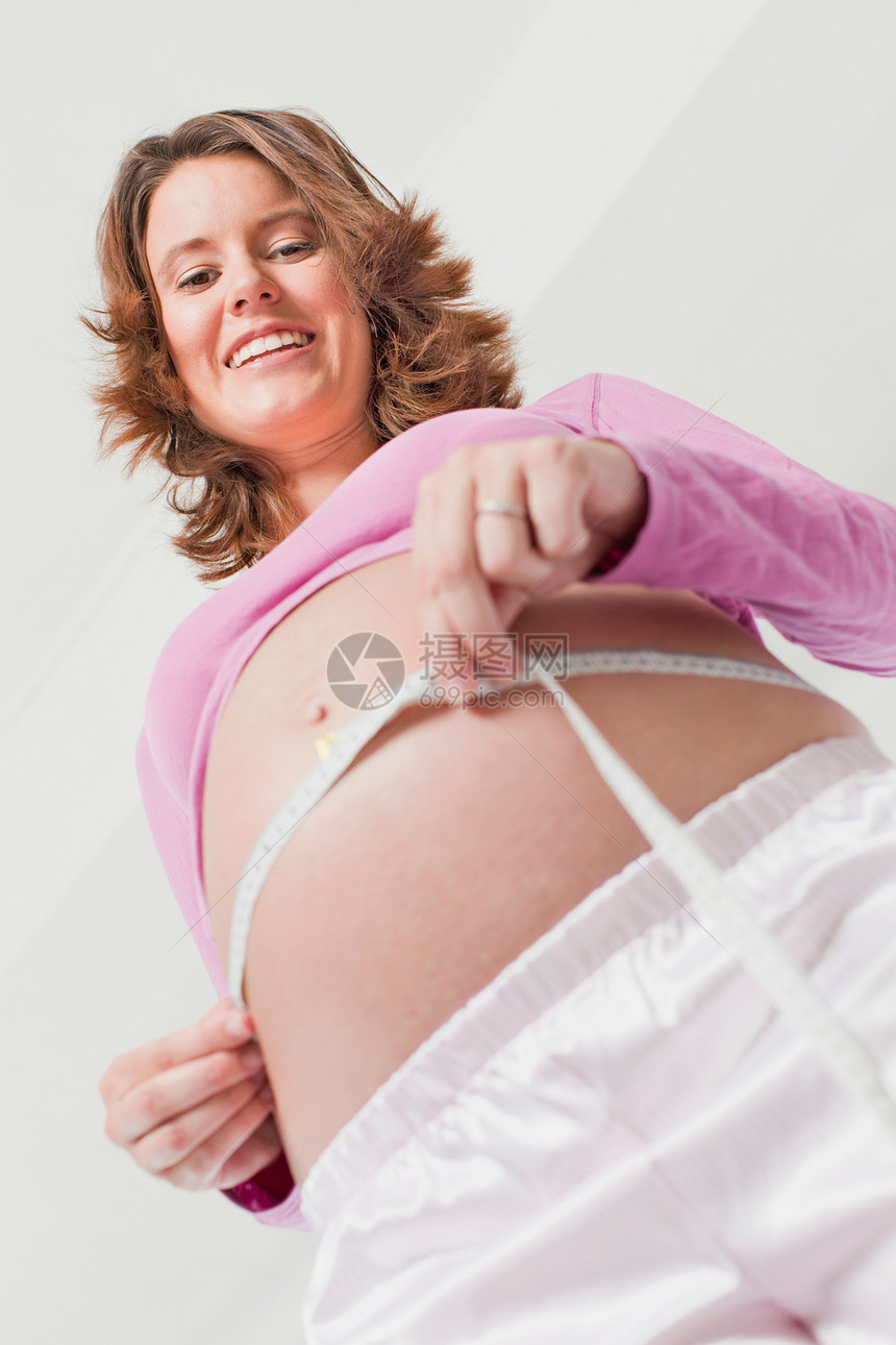 测量肚子的孕妇图片