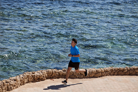 男人在海岸线上奔跑图片