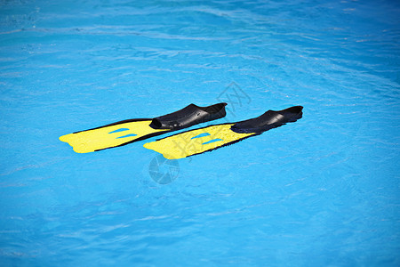 在游泳池中漂浮的脚蹼图片