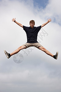 青少年男孩跳在半空中图片