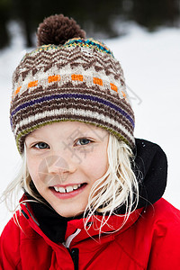 雪中女孩的笑脸图片