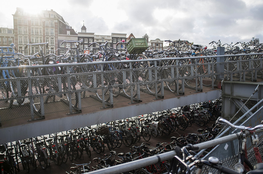 停在城市人行道上的自行车图片