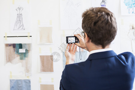 实业家在办公室拍照中年男子高清图片素材