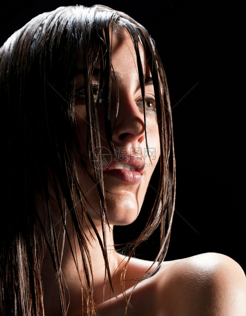 湿头发的女性图片