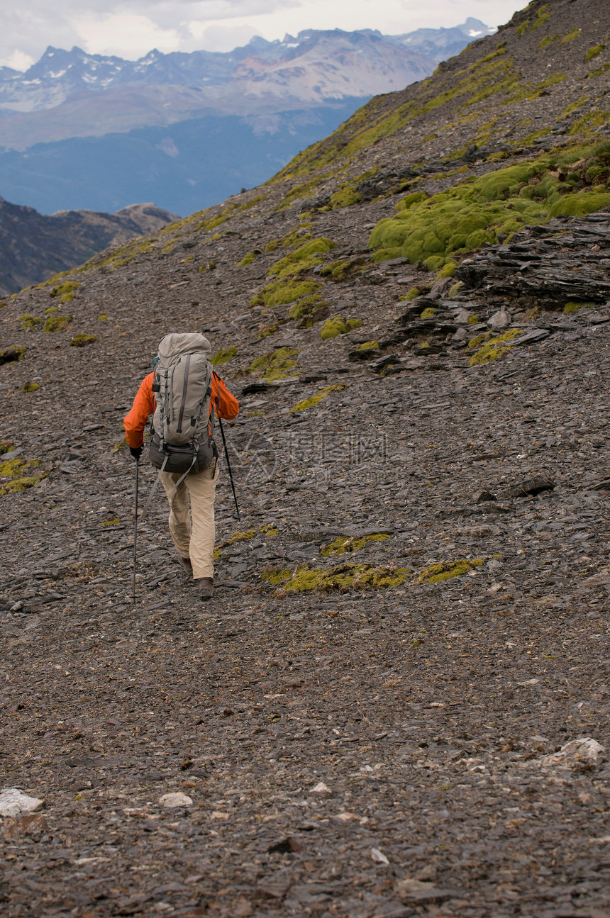 在岩石高山上登山的人图片