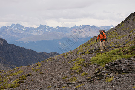 在岩石高山上登山的人图片