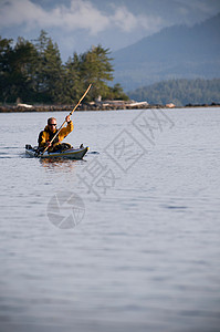 湖中划船的人图片
