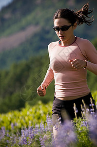 女性在花丛中跑步图片