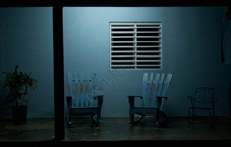 晚上门廊的空摇椅背景图片