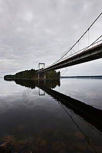 桥倒映在平静的湖面上图片