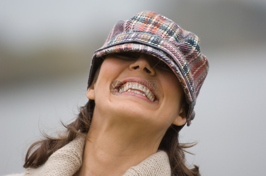 微笑的女人戴着帽子图片