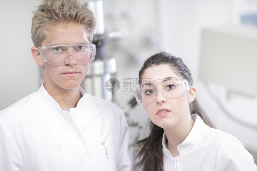 科学家在实验室中戴护目镜图片