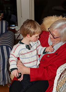女人抱孙子在膝上图片