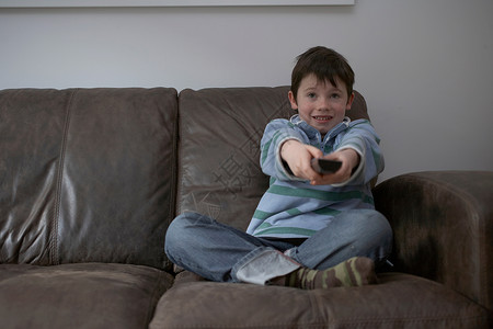 在客厅看电视的男孩图片