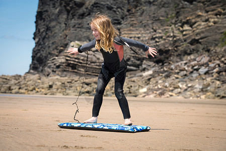 玩冲浪板的女孩背景图片