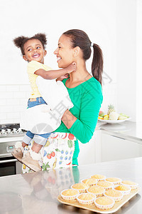 母亲和女儿在厨房里图片