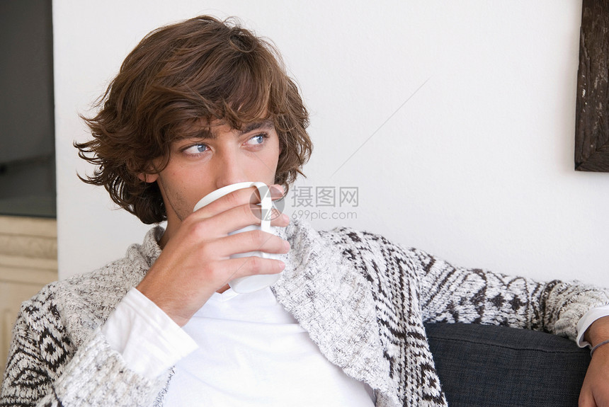 少年男孩喝咖啡图片