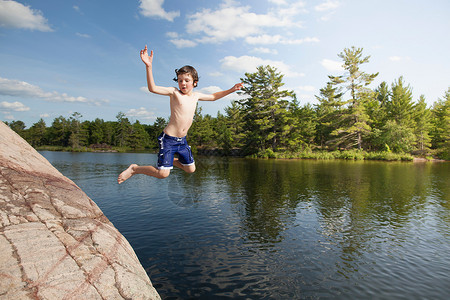 男孩跳进湖里图片