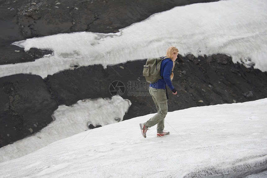 在雪山坡上行走的登山者图片
