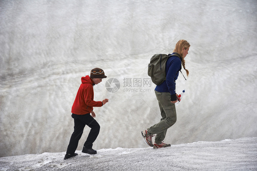 母亲和女儿在雪山坡上图片