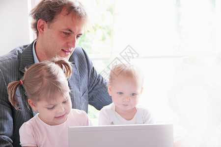 父亲和儿童玩笔记本电脑图片