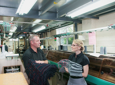 服装厂做布料的工人图片