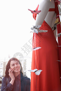 女性站在橱窗展示柜前图片