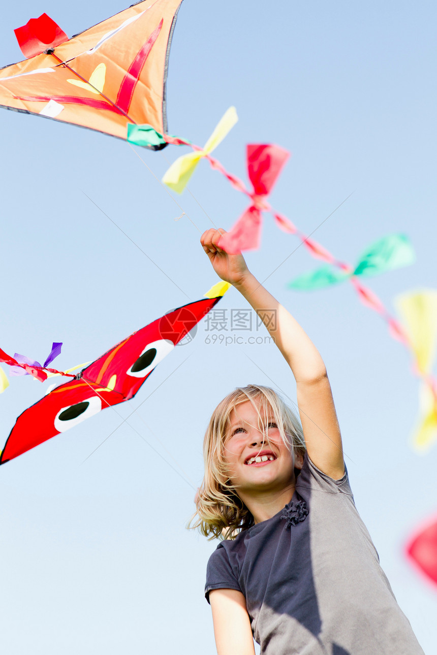 女孩在户外玩风筝图片