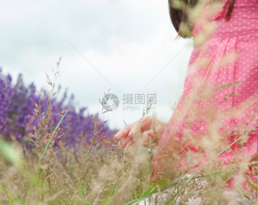 女孩在鲜花田里抚摸鲜花图片