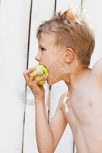 吃苹果的男孩图片