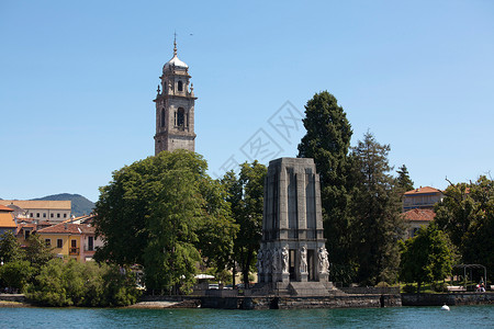 城市河流的石雕和塔图片