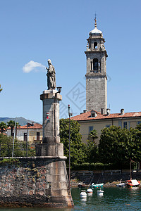 河流岸边的塔和雕塑图片