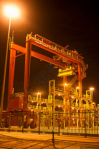 夜间造船厂的起重车和梯子图片