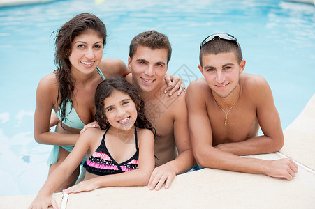一家人在游泳池中休息图片
