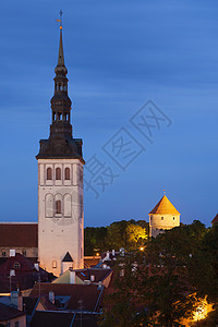 教堂尖塔在夜间亮起图片