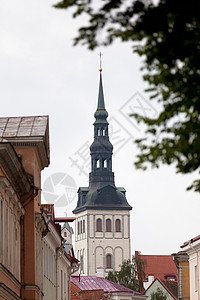 城镇里的教堂尖楼图片