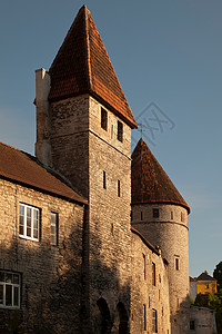 带有窗户的中世纪城墙建筑图片