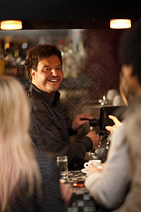 咖啡师在与顾客交谈背景图片