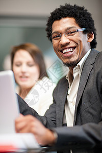 会议室中微笑的商务人士图片