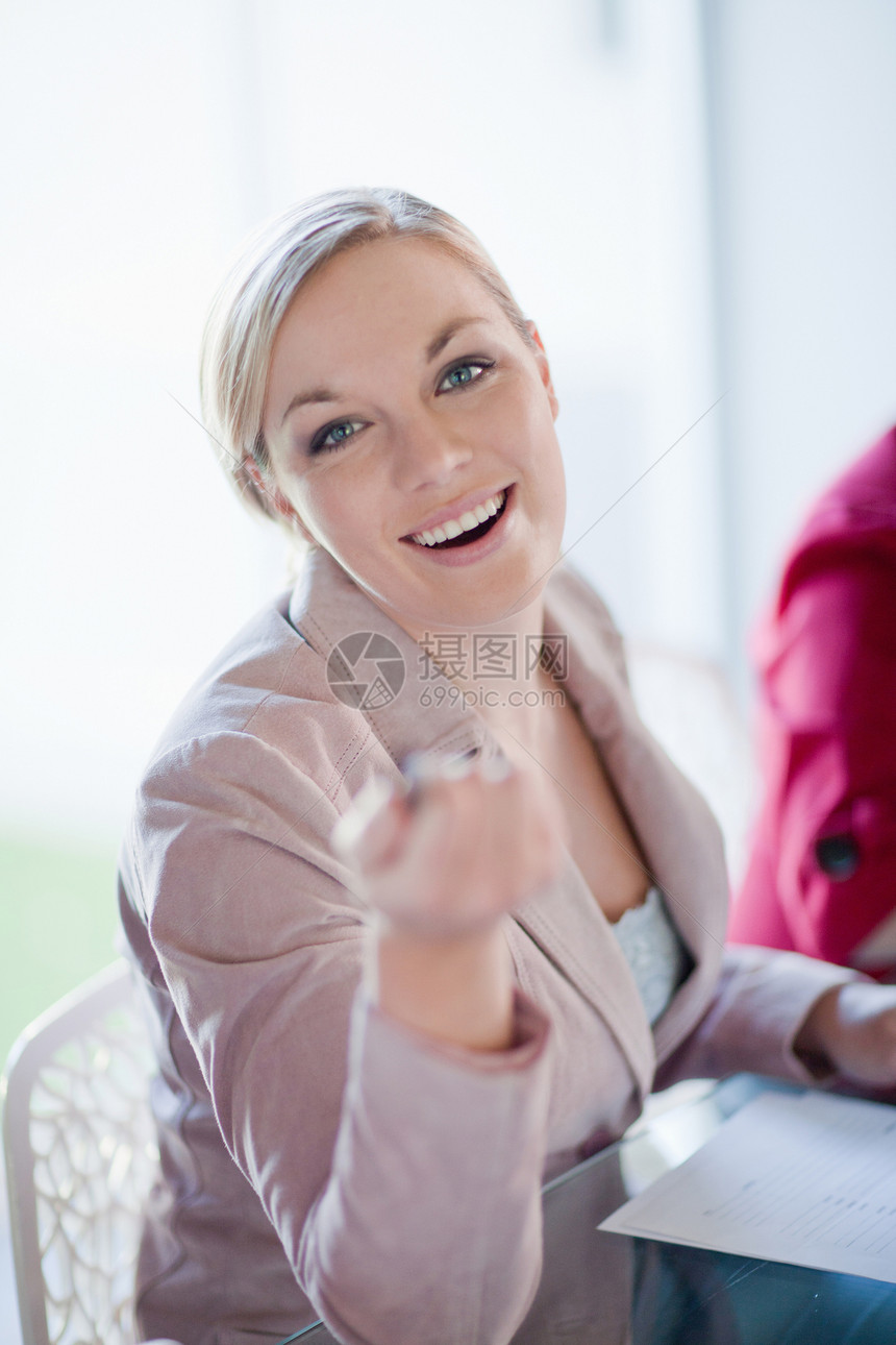 在会议上发言的女商人图片