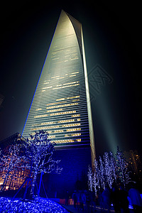 夜里城市摩天大楼开着灯背景图片