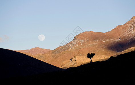 土黄色山坡和月亮背景图片