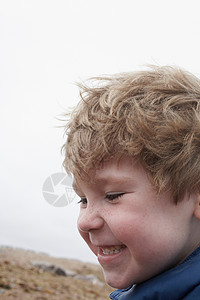 微笑的男孩在户外行走高清图片
