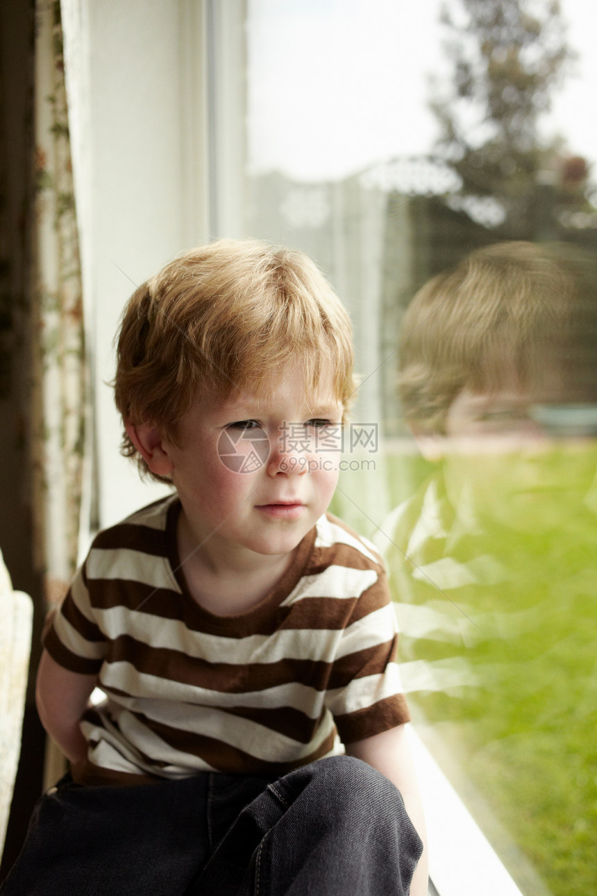 男孩向后院窗外看图片