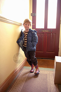 男孩穿帕卡和室内靴子高清图片