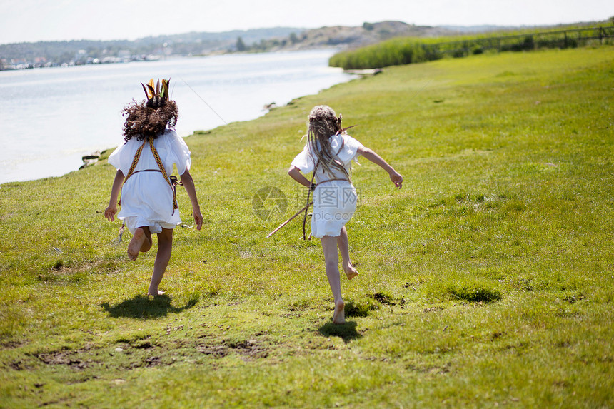 穿着美国原住民服装在外碰跑的女孩图片