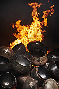 火堆积的金属锅图片