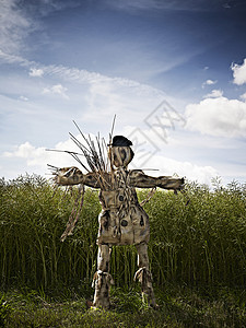 草地上站立着的稻草人图片